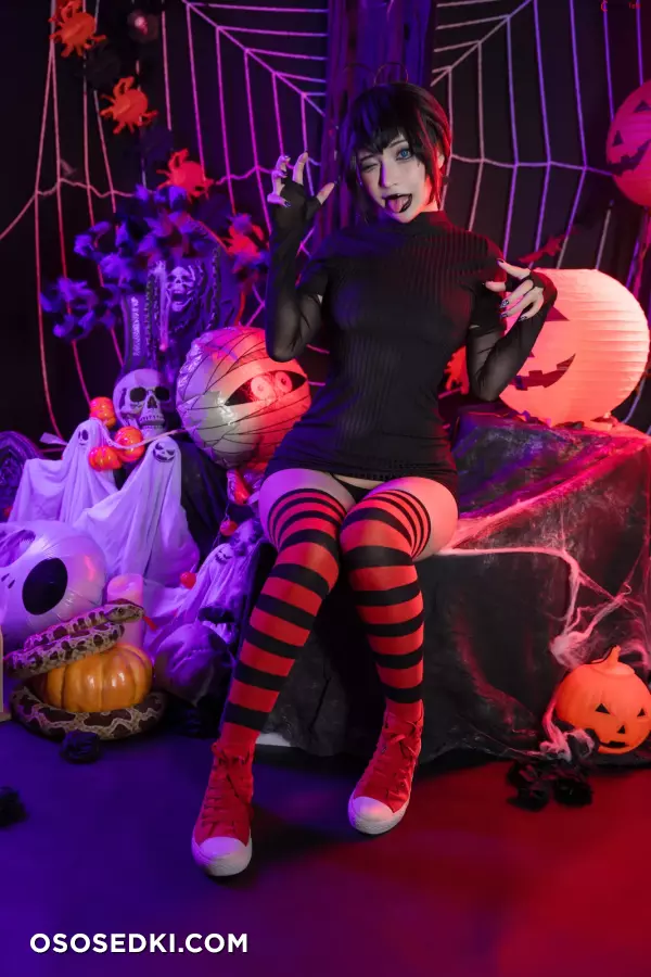 Umeko J cosplay Mavis Dracula - Hotel Transylvania - 2