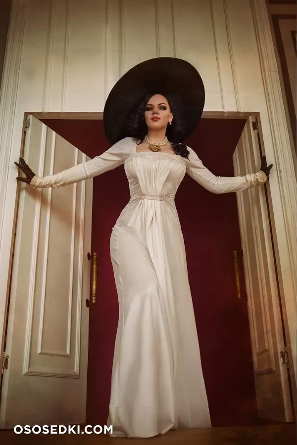 Alice Cosplay - Lady Dimitrescu - 1