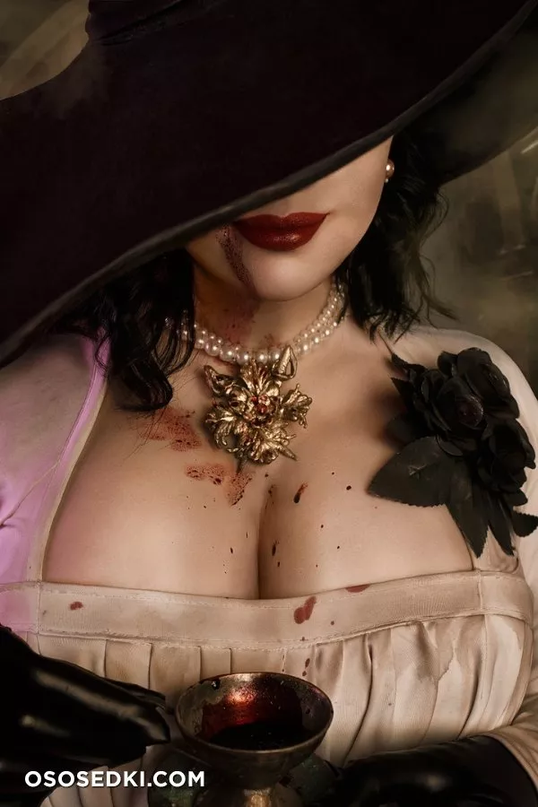 Alice Cosplay - Lady Dimitrescu - 3