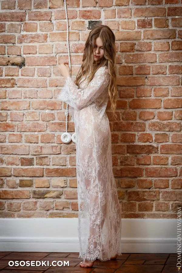 Evelina Beautiful Babe Naked At The Wall - 3