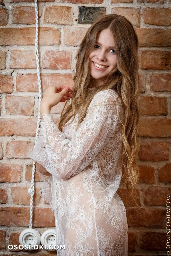Evelina Beautiful Babe Naked At The Wall - 4