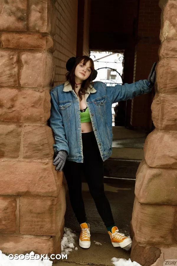 Daisy Wensday Merry Fistmas - 1