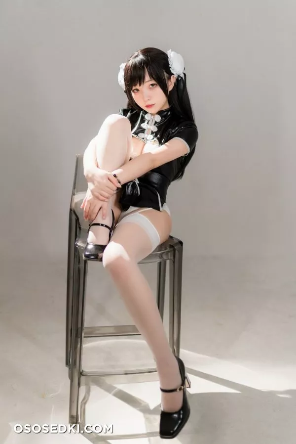 Chinese sexy wife in a maid uniform flashes her booty and undies - 4
