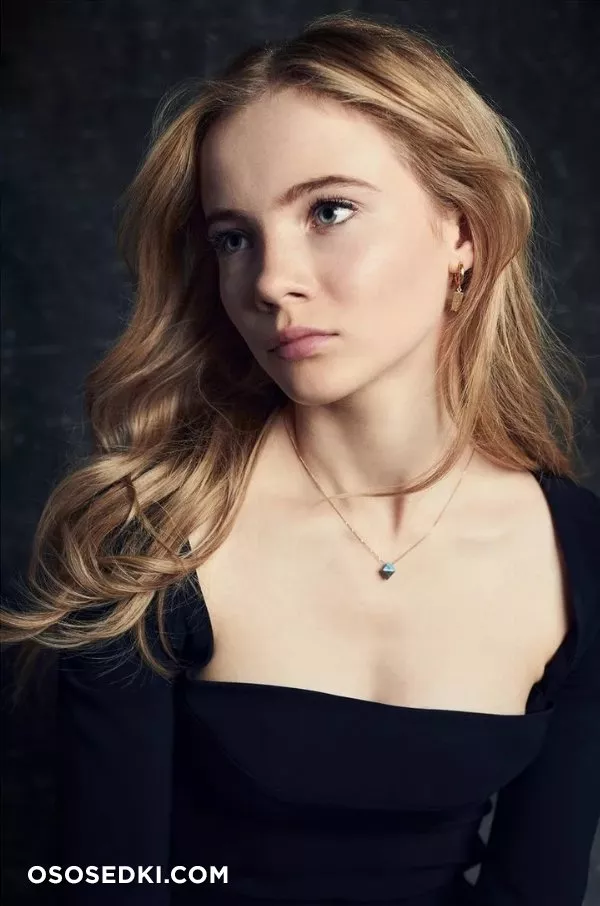 Freya Allan - 1