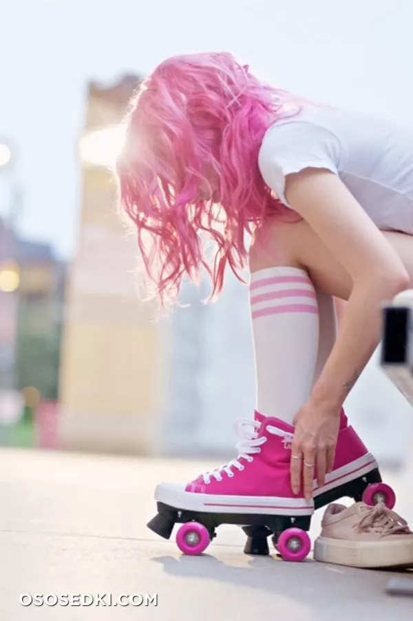 Rolyatistaylor - Pink roller skate girl - 4
