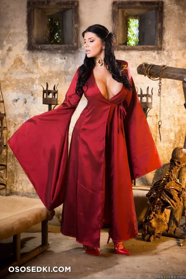 Romi Rain _ Game of Thrones _ Melisandre - 1