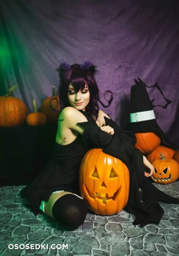 Rolyatistaylor  patreon cosplay - Halloween witch - 2