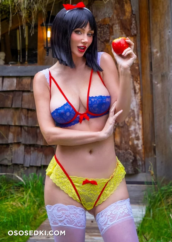 Sara Jean Underwood - Snow White - 1