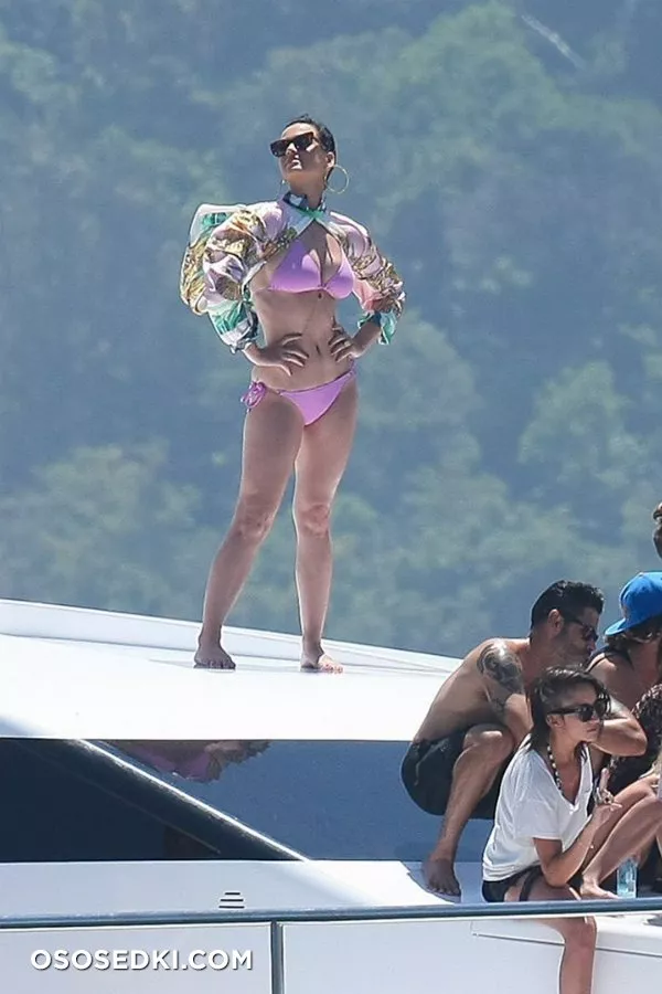 Кэти Перри (Katy Perry) в бикини на яхте в Порт-Джэксон - 5