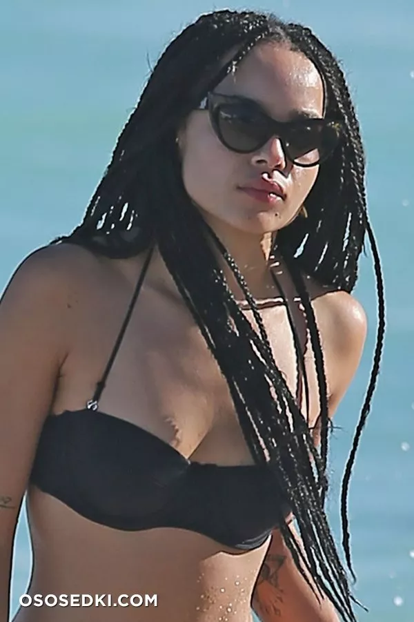 Зои Кравиц (Zoe Kravitz) на пляже Майами - 3