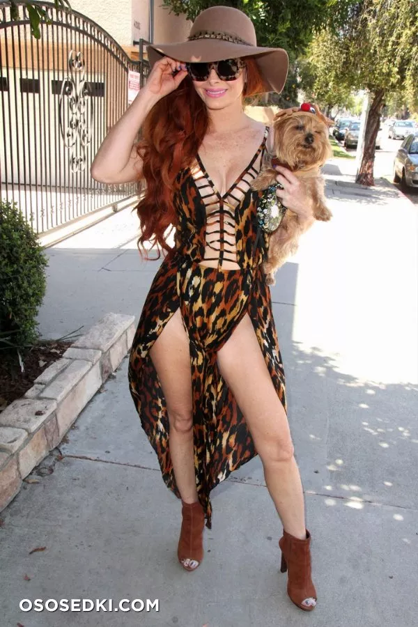 Фиб Прайс (Phoebe Price) прогулялась с собачкой в Шерман Оукс - 5