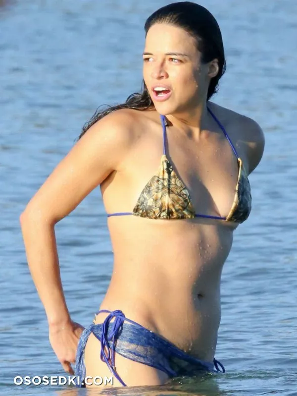 Мишель Родригес (Michelle Rodriguez) в бикини на Сардинии 03.08 - 3