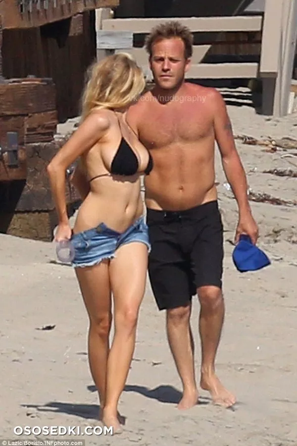 Шарлотта МакКинни (Charlotte McKinney) в чёрном бикини на пляже - 1