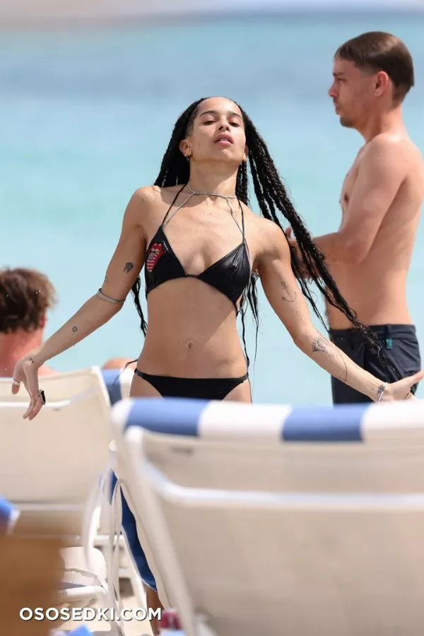 Зои Кравиц (Zoe Kravitz) в черном бикини на пляже Майами (5/10) - 2