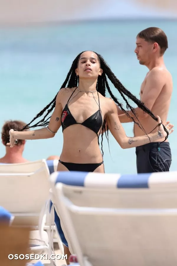 Зои Кравиц (Zoe Kravitz) в черном бикини на пляже Майами (5/10) - 4