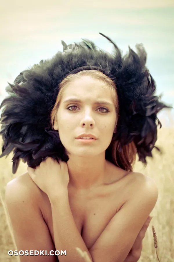 Кейтлин Стэйси голая - фото Caitlin Stasey - 2