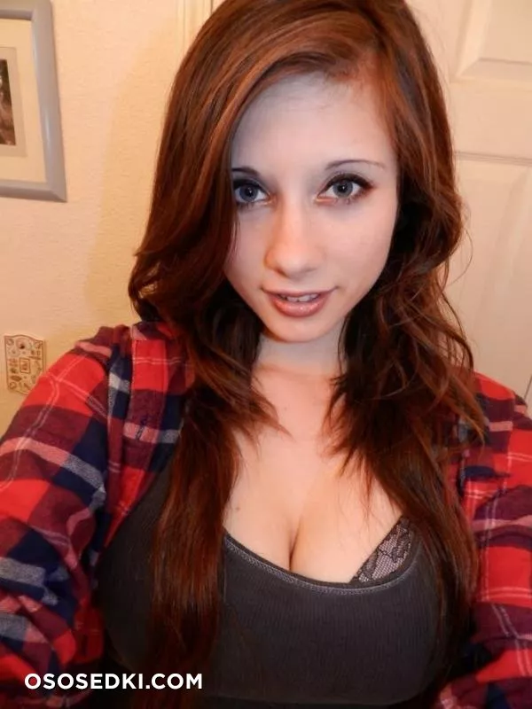 sexy babe shows huge knockers and wet pussy - 1