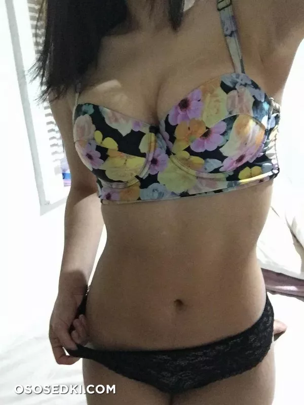 Fit girl fingers herself and shows wet pussy - 1