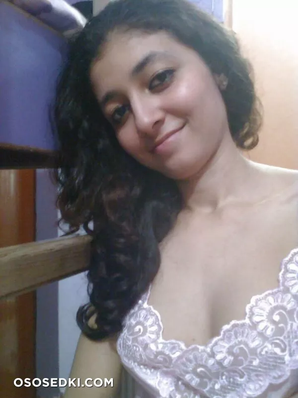 indian girl showing her perfect tits and cleavage - 1