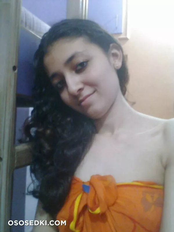 indian girl showing her perfect tits and cleavage - 3