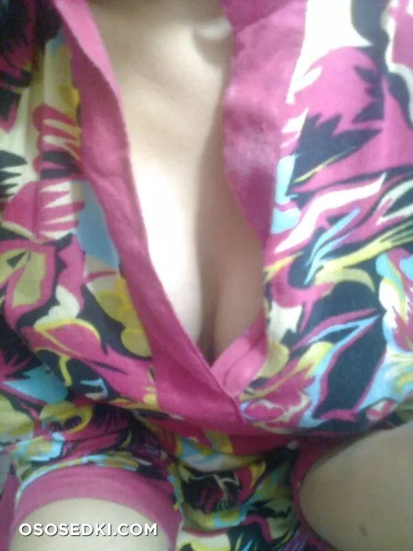 indian girl showing her perfect tits and cleavage - 4
